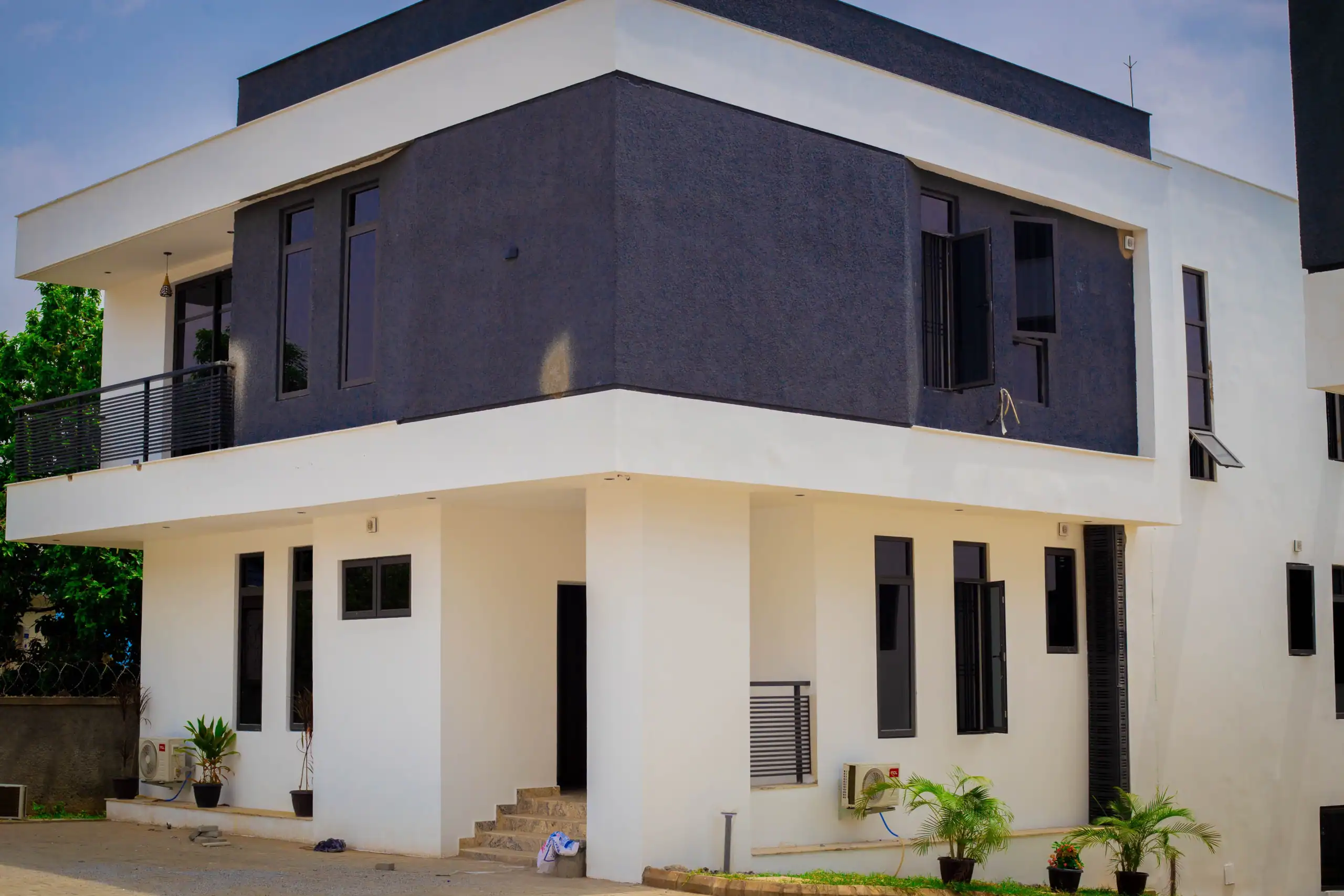 4 units of 4-bedroom detached house