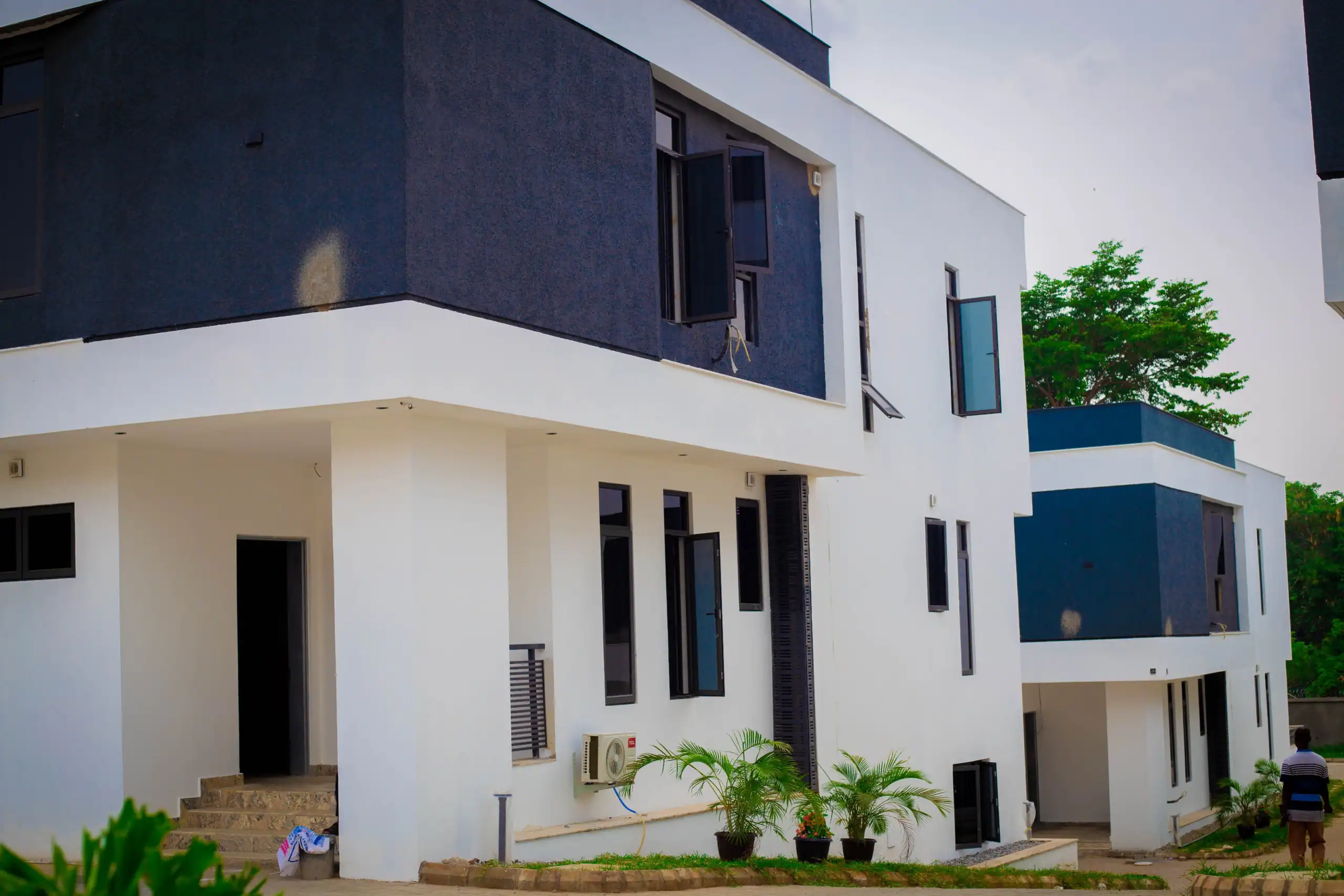 4 units of 4-bedroom detached house